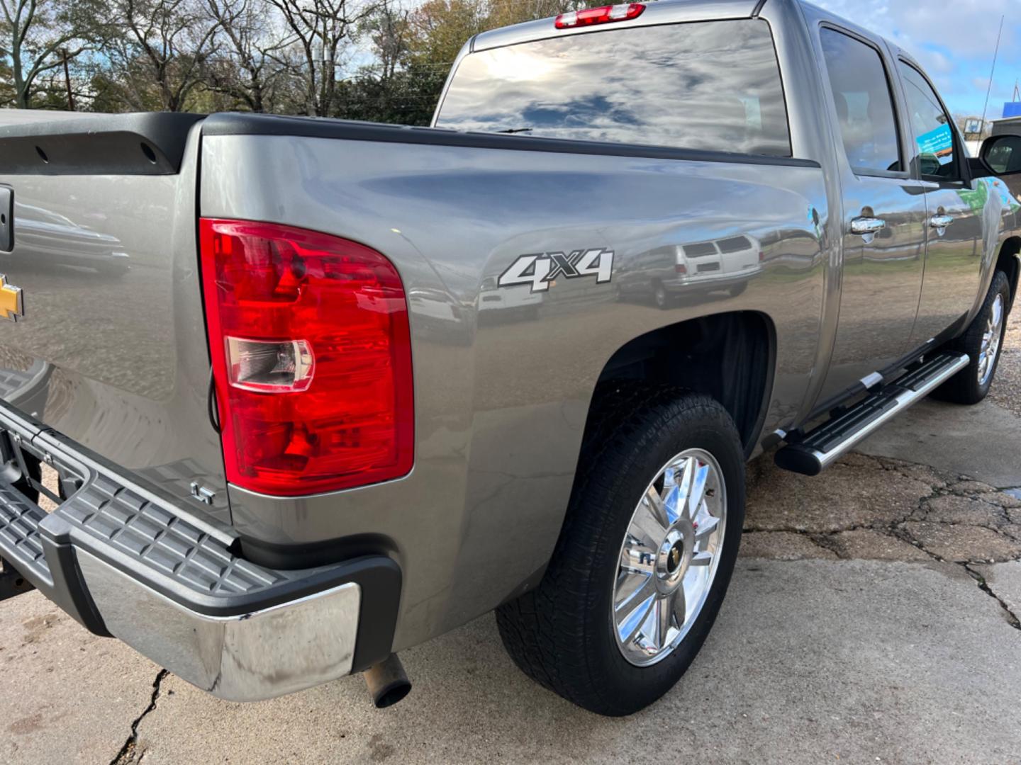 2013 Gray /Black Chevrolet Silverado 1500 LT (3GCPKSE70DG) with an 5.3L V8 engine, 6-Speed Automatic transmission, located at 4520 Airline Hwy, Baton Rouge, LA, 70805, (225) 357-1497, 30.509325, -91.145432 - 2013 Chevy Silverado Crew Cab 4X4 5.3 V8 Gas, 160K Miles, Power Windows, Locks & Mirrors, Spray In Bedliner, Tow Pkg. NO IN HOUSE FINANCING. FOR INFO PLEASE CONTACT JEFF AT 225 357-1497 CHECK OUT OUR A+ RATING WITH THE BETTER BUSINESS BUREAU WE HAVE BEEN A FAMILY OWNED AND OPERATED BUSINESS AT THE - Photo#5